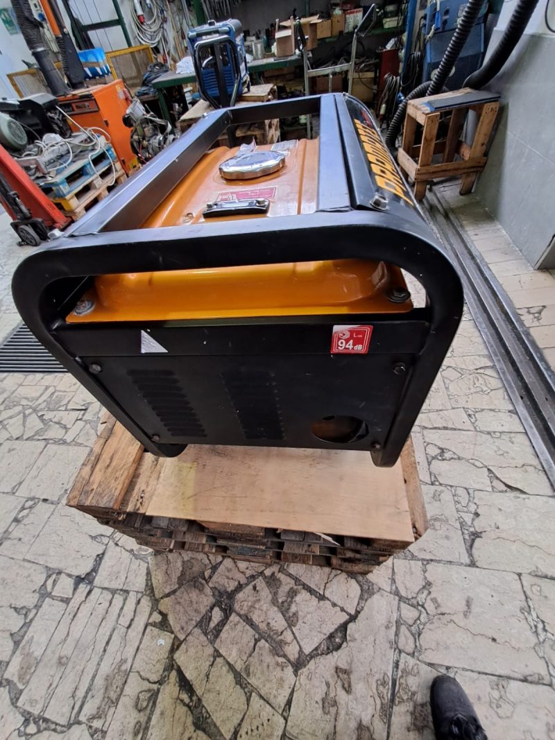 Gruppo Elettrogeno a Benzina Usato, Trifase/Monofase : Da 2,5 Kw. Marca : "Pramatec" €. 300,00 + Iva- - immagine 2