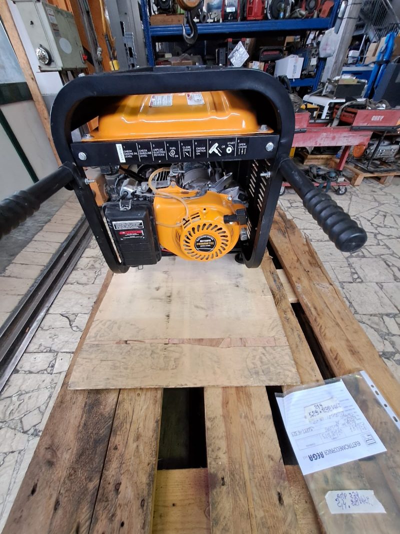 Gruppo Elettrogeno a Benzina Usato, Trifase/Monofase : Da 2,5 Kw. Marca : "Pramatec" €. 300,00 + Iva- - immagine 3