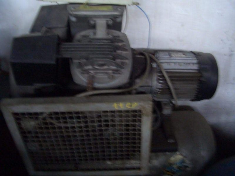 Compressore a Pistoni Aperto USATO Con Serbatoio Da 100 Lt. HP 5,5 Alimentazione Trifase : 400 Volt, Marca Atlas Copco. €. 1.350,00 + Iva-