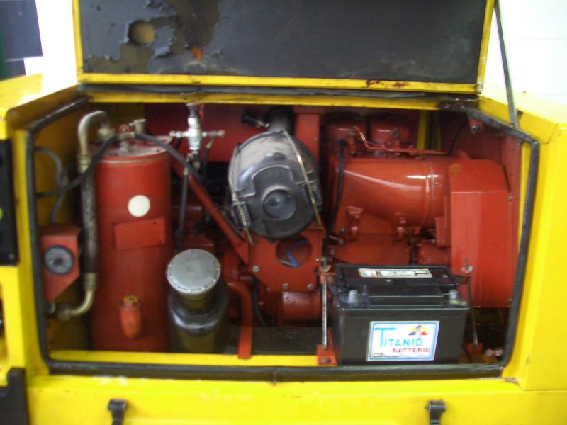 Motocompressore Silenziato a Vite, USATO con Motore Deutz Diesel Aria Resa 2.500 Lt./Min. Marca Atlas Copco, Mod.: XA 40- €. 5.500,00 + Iva- - immagine 3