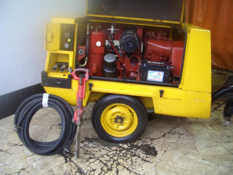 Motocompressore Silenziato a Vite, USATO con Motore Deutz Diesel Aria Resa 2.500 Lt./Min. Marca Atlas Copco, Mod.: XA 40- €. 5.500,00 + Iva- - immagine 4