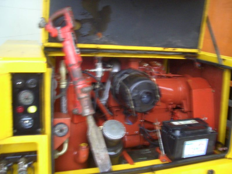 Motocompressore Silenziato a Vite, USATO con Motore Deutz Diesel Aria Resa 2.500 Lt./Min. Marca Atlas Copco, Mod.: XA 40- €. 5.500,00 + Iva- - immagine 8