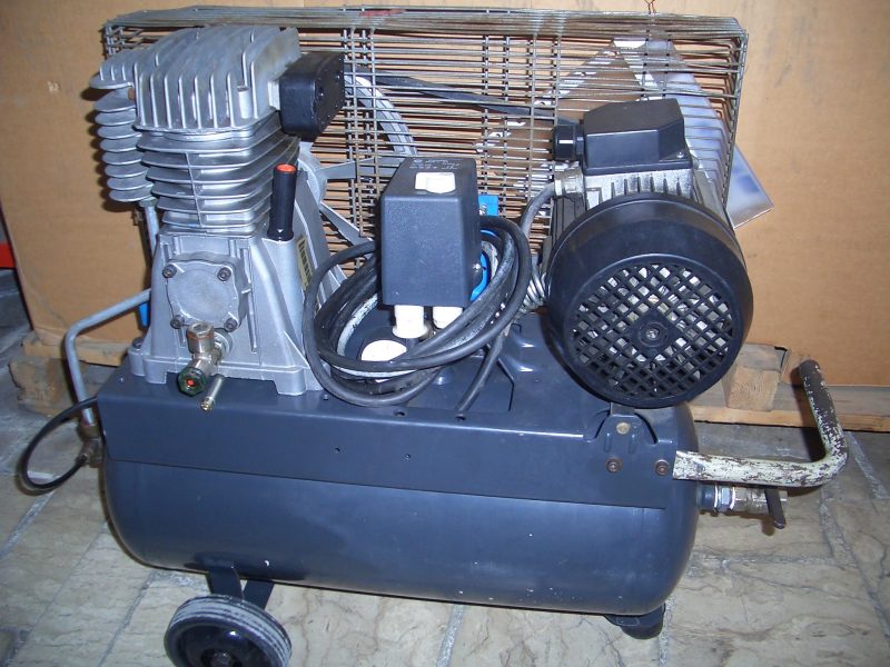 Compressore a Pistoni Aperto USATO Con  Serbatoio Da 24 Lt. HP 2 Alimentazione Trifase : 400 Volt, Marca Balma, Mod.: B2800. €. 250,00 + Iva-