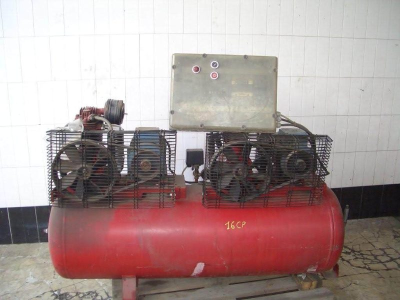 Compressore USATO a Pistoni "Tandem" Aperto Con Serbatoio Da 300 Lt. HP 4+4, Alimentazione Trifase : 400 Volt, Marca “EMANUEL” €. 1.200,00 + Iva-