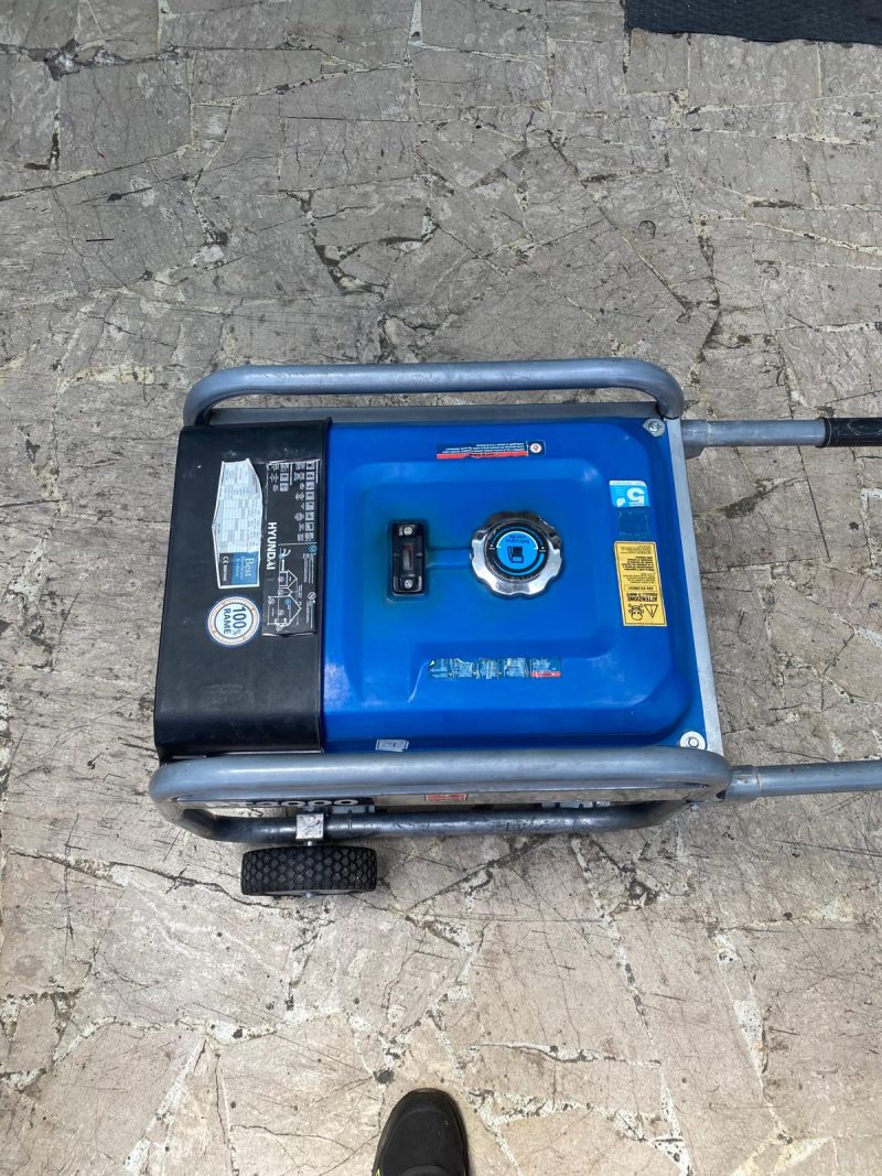 Gruppo Elettrogeno a Benzina Usato, Marca : Hyundai, Mod.: PT3000- Potenza : 3,5/3,0 Kw. Monofase 230 Volt. €. 300,00 + Iva- - immagine 2