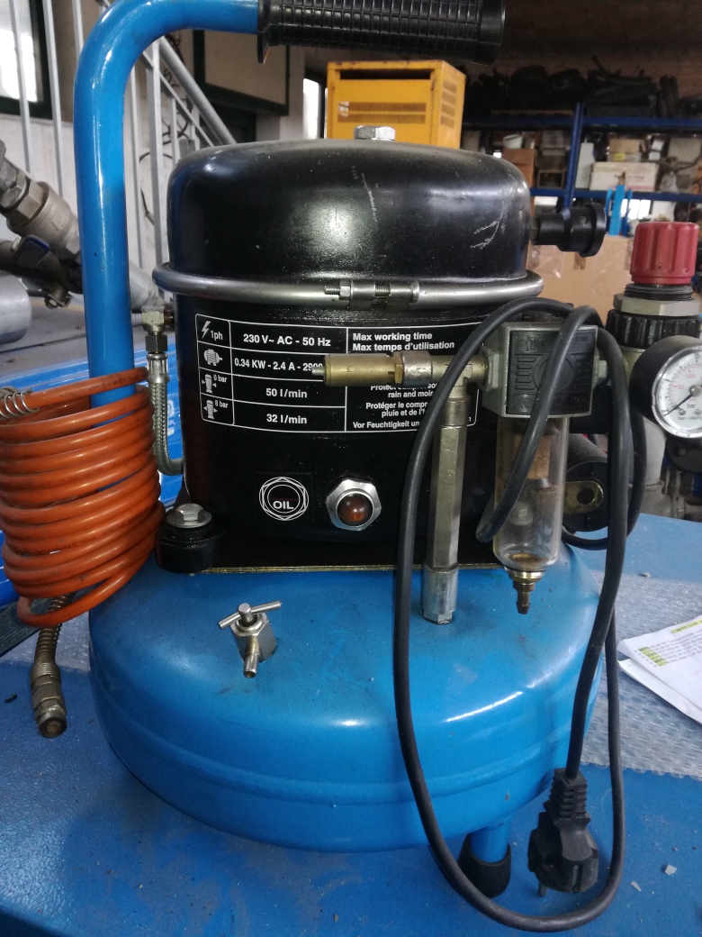 Compressore a Pistoni Silenziato (Tipo Frigo) Usato. Marca : ABAC, Mod.: PRO 50 Con Serbatoio Da 8 Lt. €. 250,00 + Iva- - immagine 2
