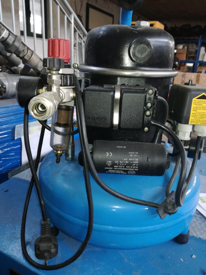 Compressore a Pistoni Silenziato (Tipo Frigo) Usato. Marca : ABAC, Mod.: PRO 50 Con Serbatoio Da 8 Lt. €. 250,00 + Iva-
